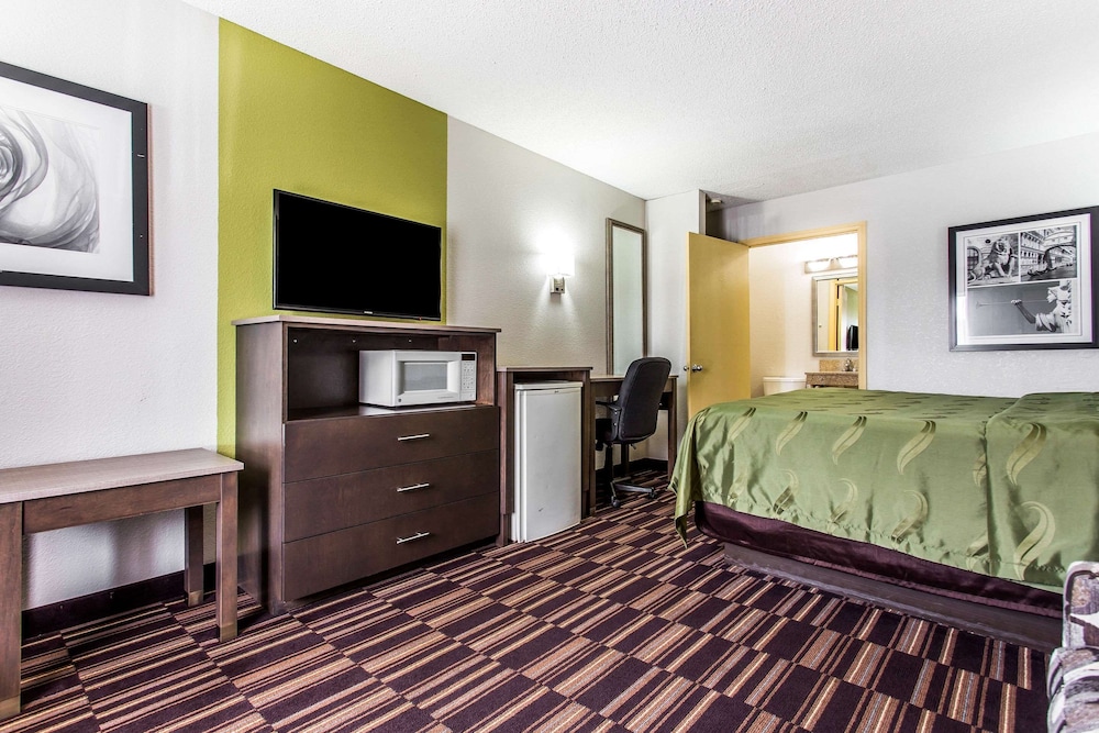 Standard Room, 1 King Bed, Non Smoking photo 2