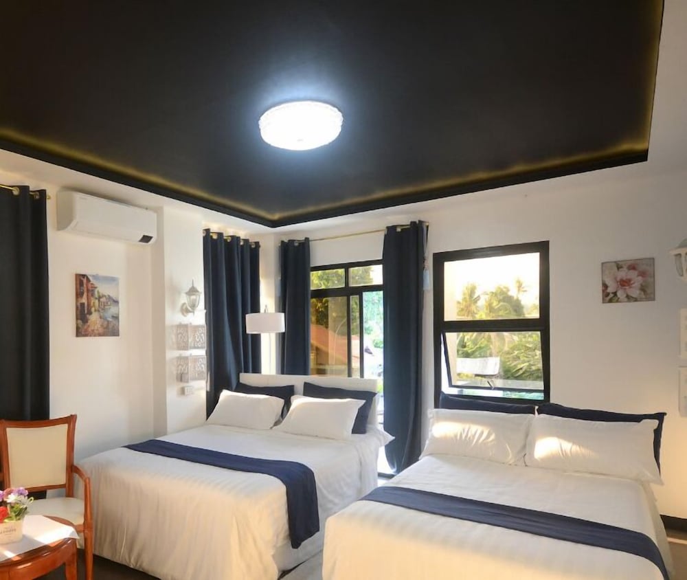 Family Studio Suite, 2 Queen Beds, Non Smoking, Mountain View