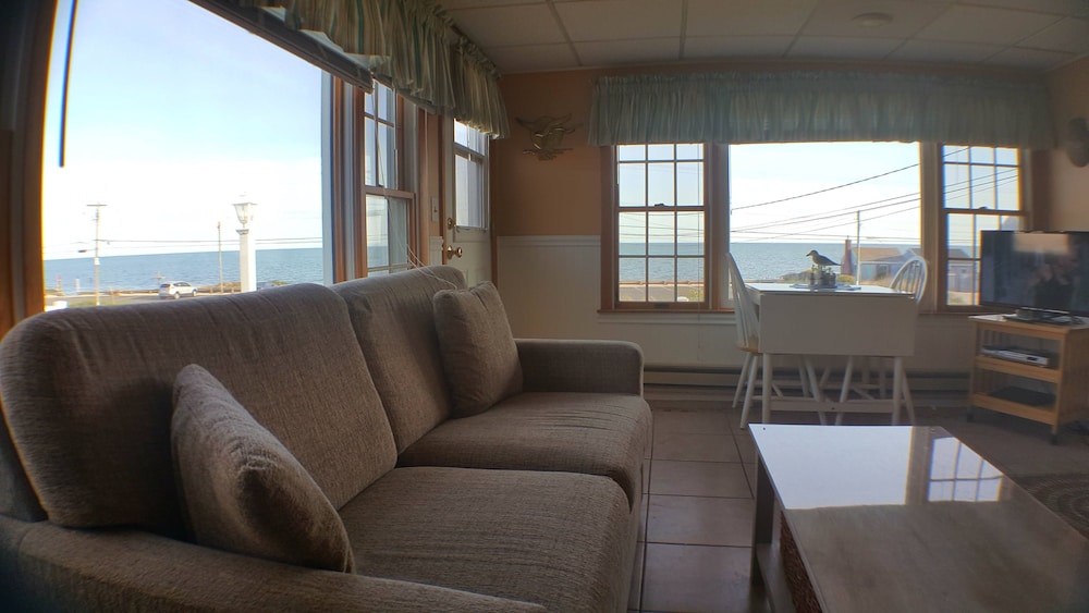 Apartment, 1 Queen Bed, Oceanfront photo 1