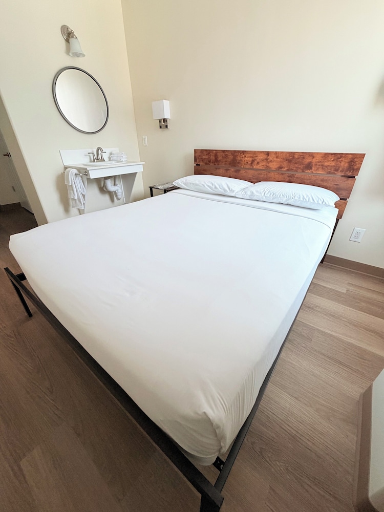 Deluxe Single Room, 1 Queen Bed photo 1