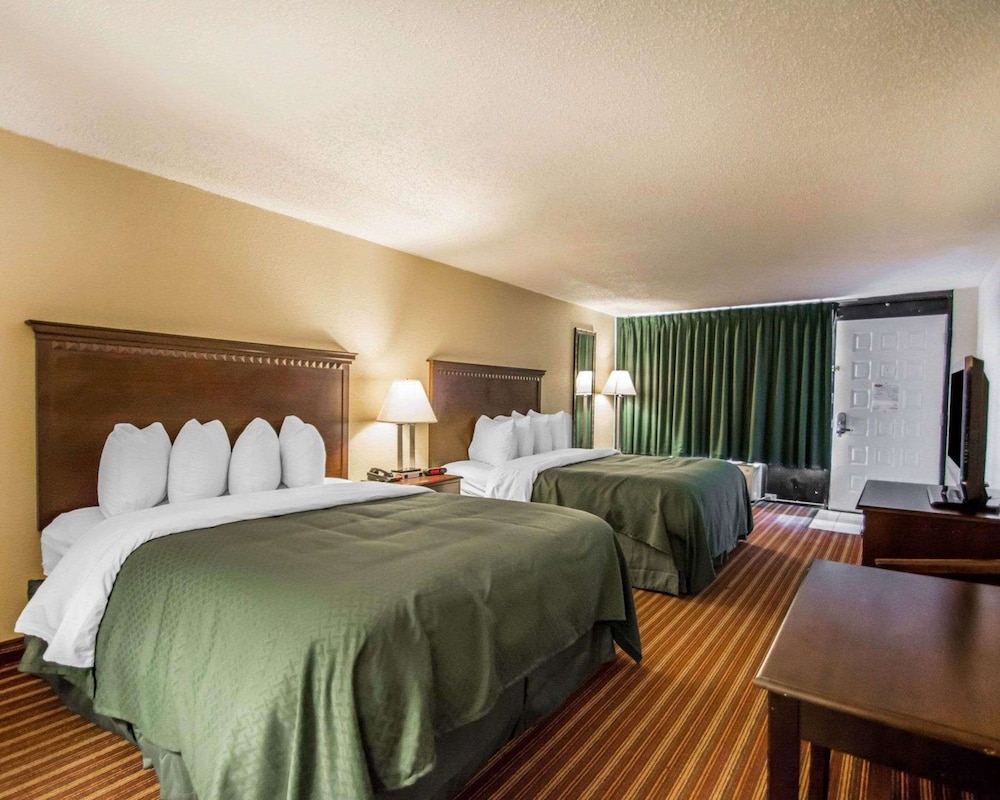 Standard Room, 2 Queen Beds, Non Smoking - Photo 2