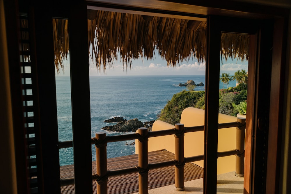 Cliffside Ocean Front Suite - Photo 9