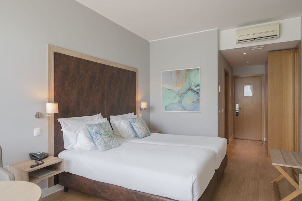 Deluxe Twin Room, Partial Sea View - Photo 2