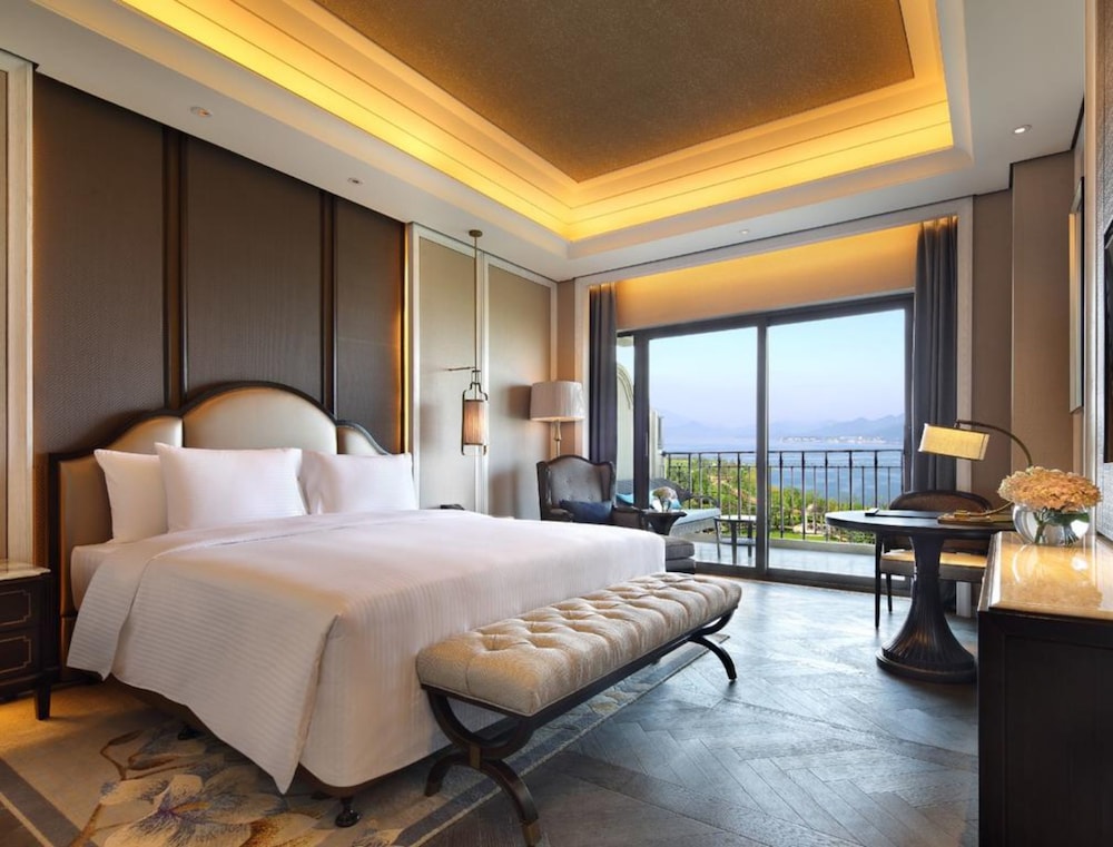 Grand Deluxe King Room With Lake View photo 1