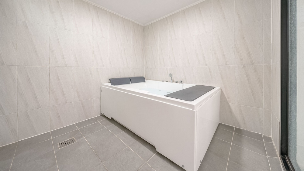 Basic Room, 1 Bedroom (A102) - Photo 3