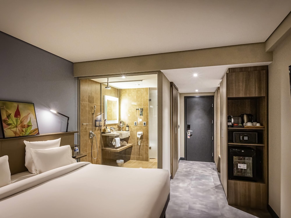 Deluxe Room, 1 Queen Bed with Sofa bed
