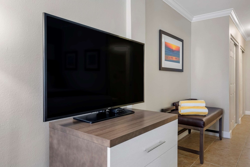 Room, 2 Queen Beds, (Urban View) - Photo 7