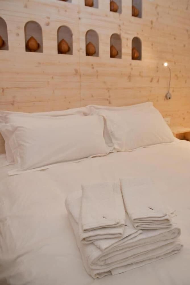 Comfort Double Room, 1 King Bed, Private Bathroom, Garden View - Photo 2