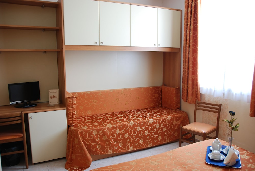 Standard Double or Twin Room - Photo 6