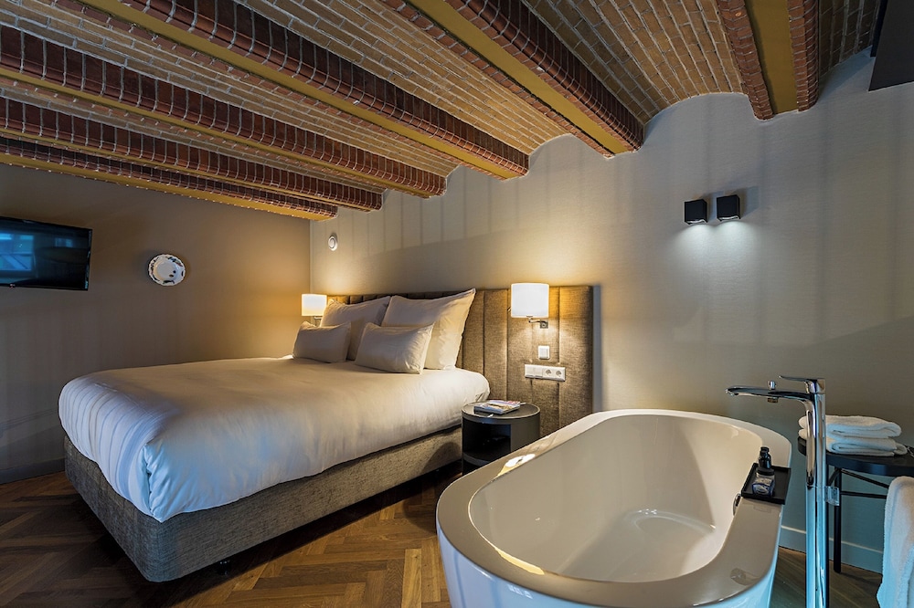 Suite, Mezzanine (2A + 2C)