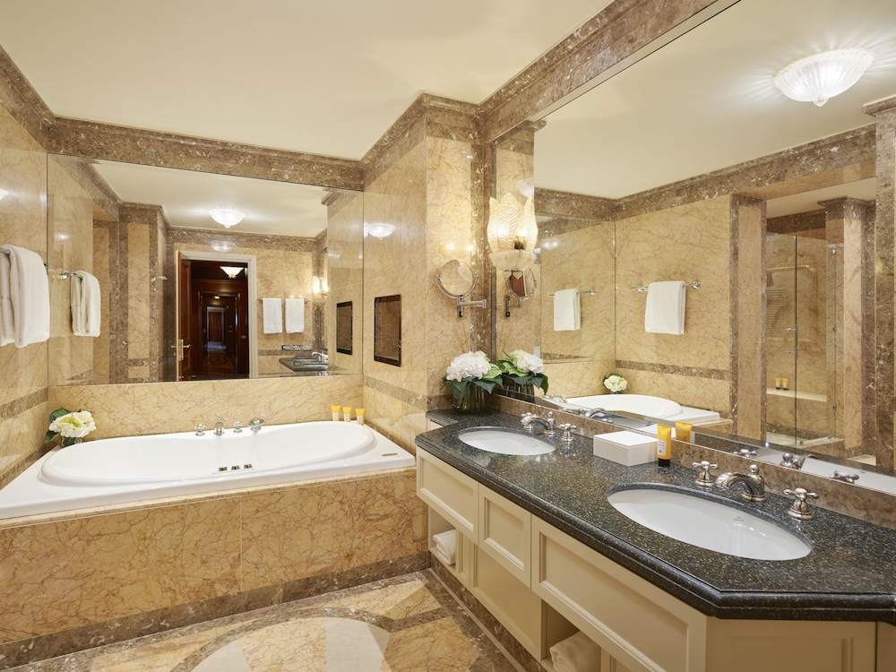 Royal Suite, 1 King Bed photo 3