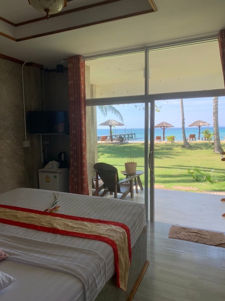 Beachfront Villa with Sea View - Photo 8