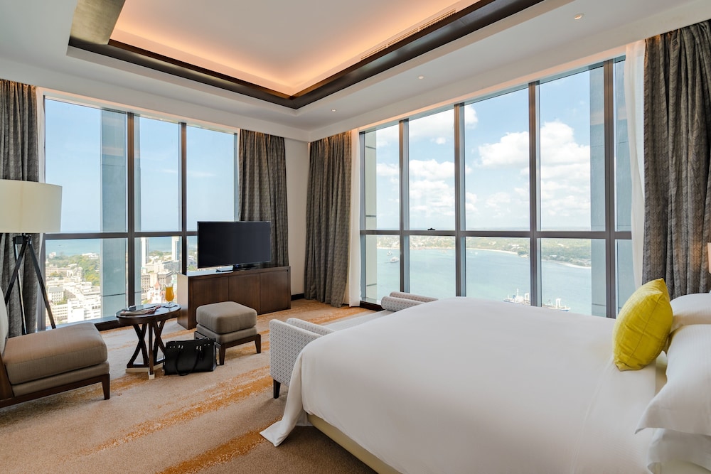 Spacious One Bedroom Suite with Lounge Access - Photo 2