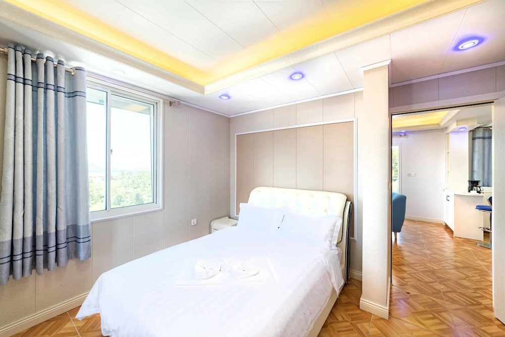 West End View Suite photo 3