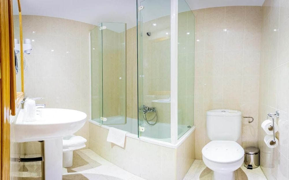 Comfort Quadruple Room, City View photo 3