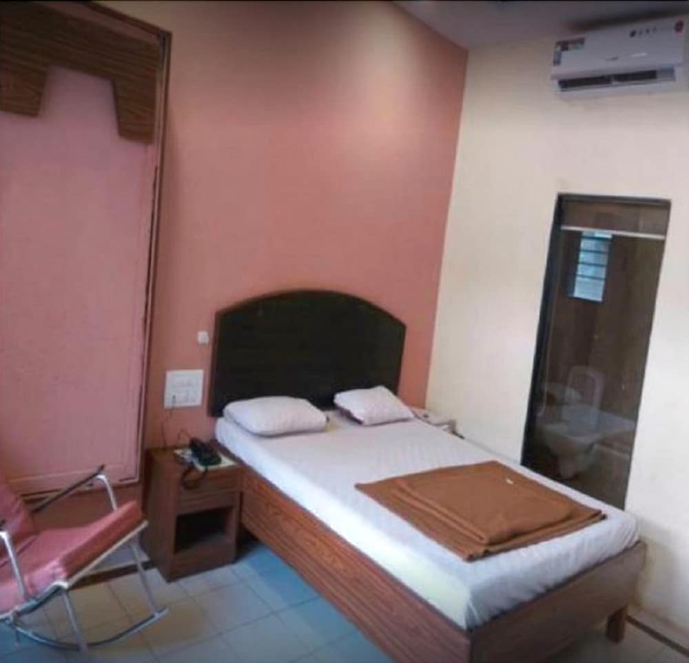 Deluxe Single Room, 1 Queen Bed, Pool Access
