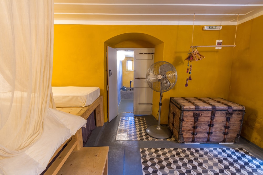 Economy Suite, 1 King Bed, No Windows, Courtyard View (Yellow) photo 3
