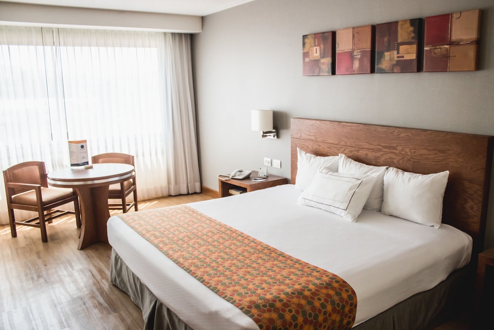 Standard Room, 1 King Bed, Ensuite - Photo 2