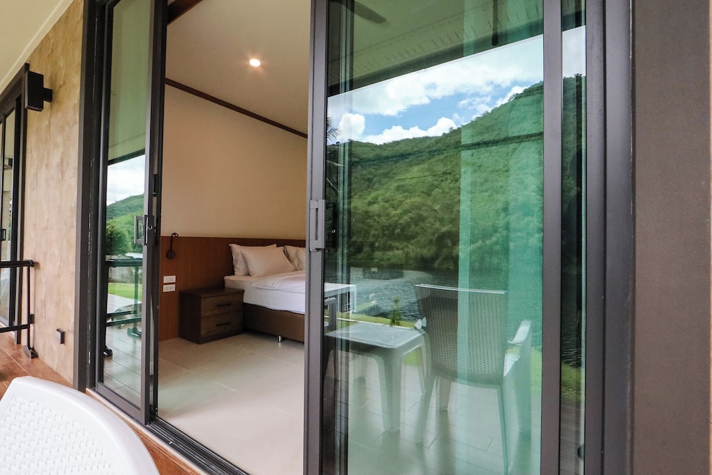 Deluxe Double Room - Photo 13