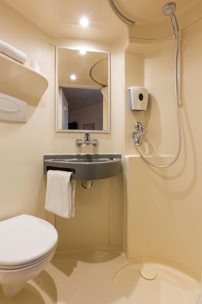 Standard Triple Room, Multiple Beds - Photo 3