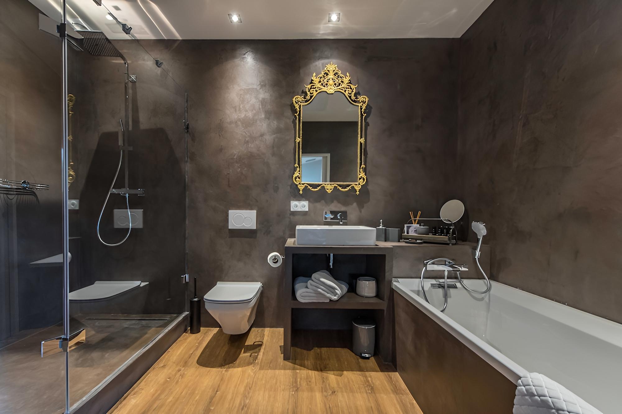 Luxury Suite, Ensuite photo 3