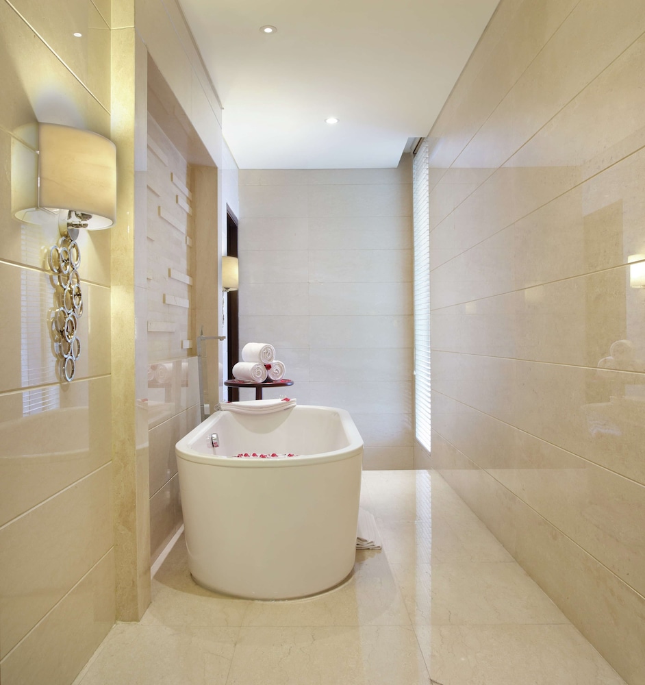 Junior Suite, Club Lounge Access thumbnail 5