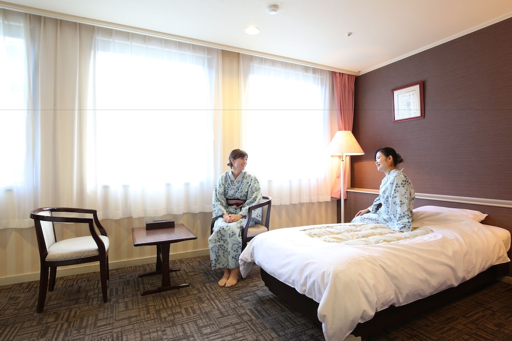 Twin Room, Non Smoking, Shared Bath And Shower, Private Toilet photo 2
