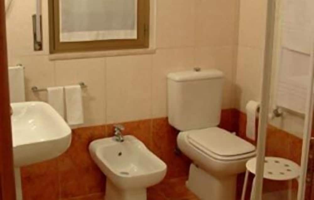Double or Twin Room - Photo 8