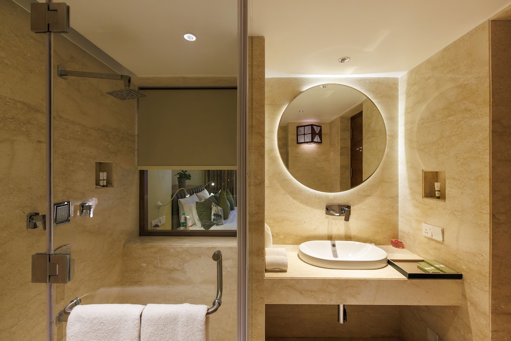 Luxury Room, 1 King Bed, Pool View - Photo 3
