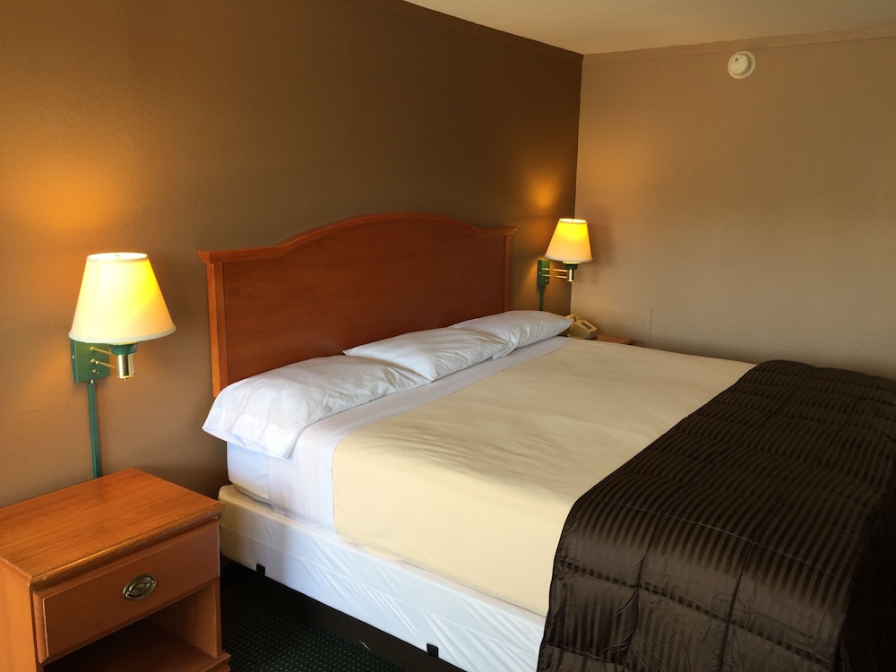 Standard Room, 1 King Bed, Non Smoking photo 1