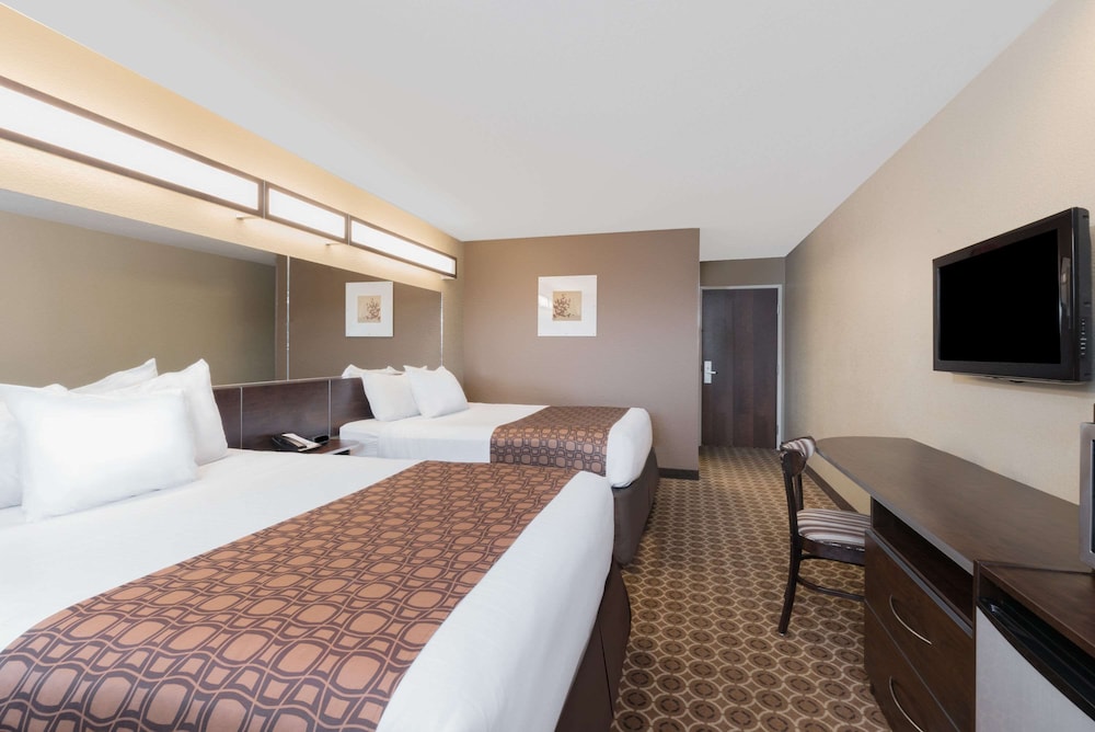 Standard Room, 2 Queen Beds - Photo 4