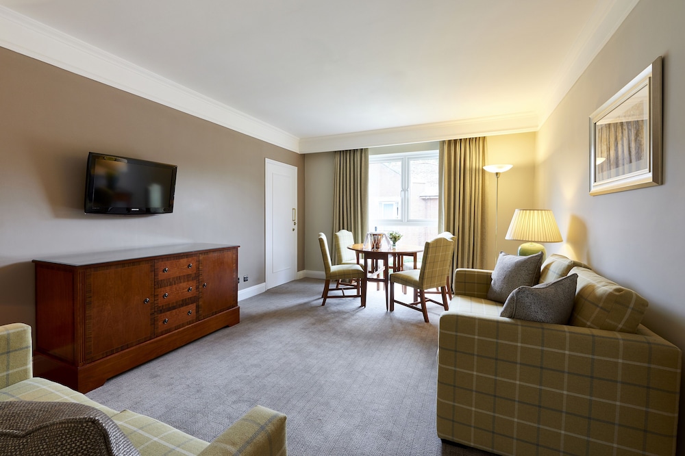 Deluxe Suite (1 King bed & 1 sofa bed) photo 3