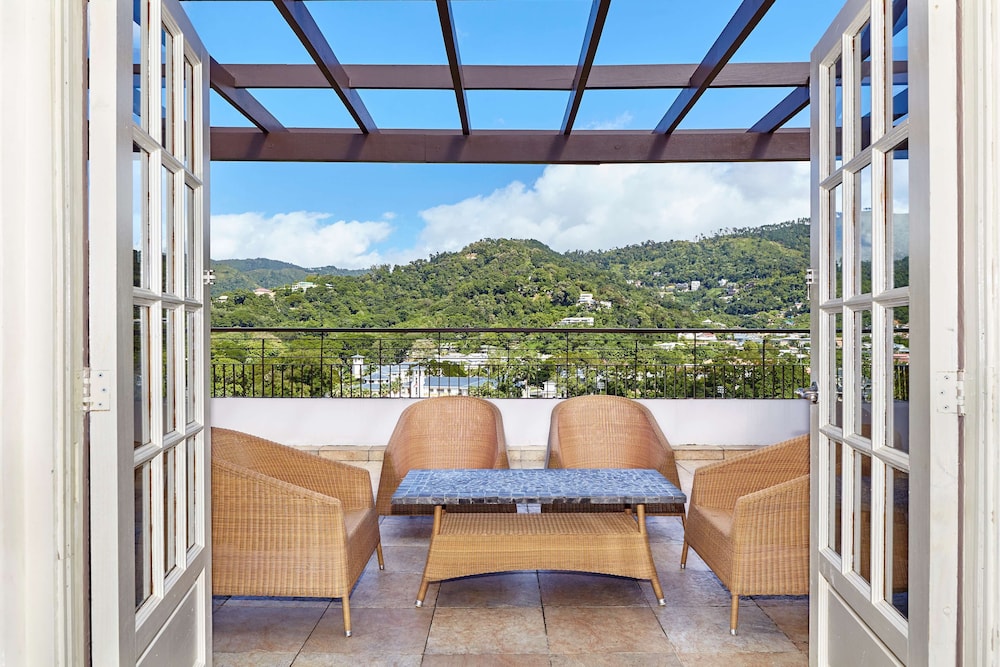 Deluxe Suite, 1 King Bed (Sundeck) - Photo 3