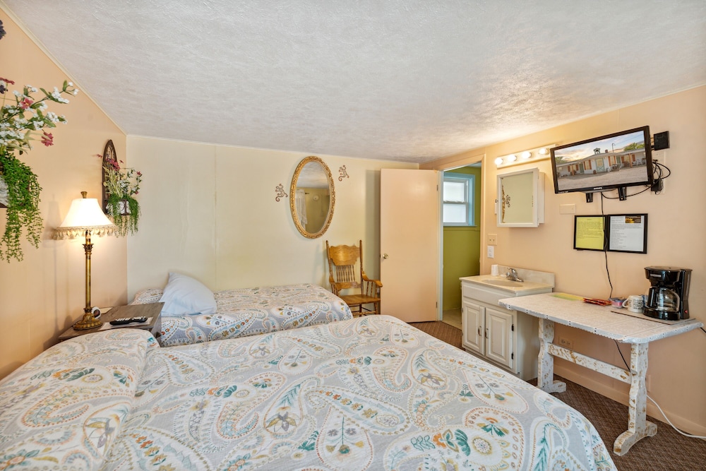 Room, 1 Double Bed and 1 Twin Bed photo 3