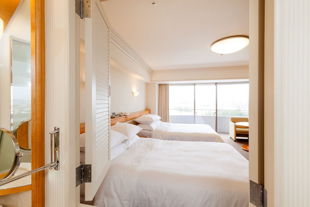 Guest room, 4 Twin Beds, Disney or Bay view, Main Building, Balcony - Photo 3