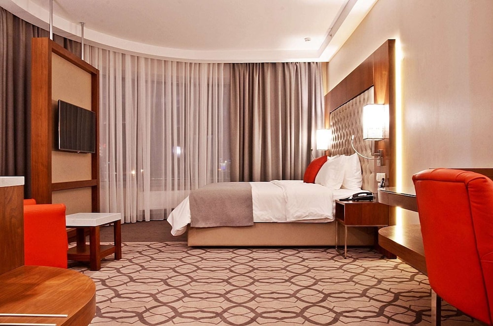 Suite, 1 King Bed with Sofa bed, Non Smoking photo 2