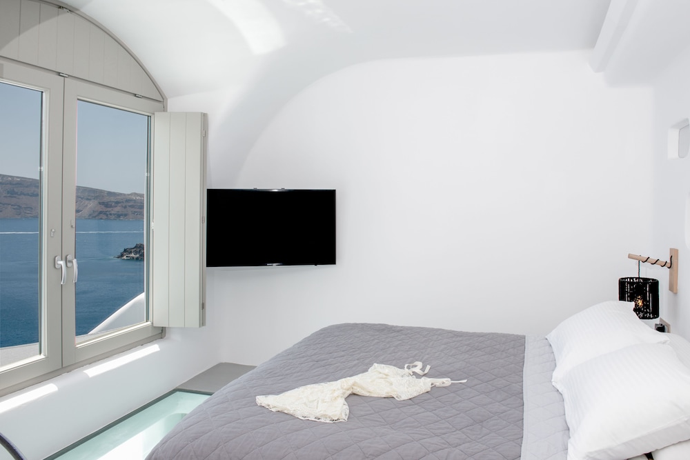 Deluxe Villa with Outdoor Private Heated Pool and Caldera View - Photo 8