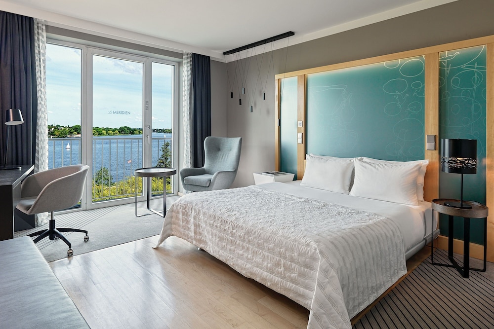 Executive Room, 1 King Bed, Lake View