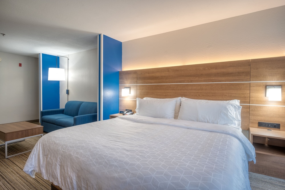 Suite, 2 Queen Beds - Photo 2