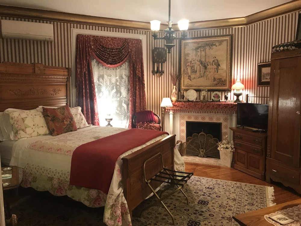 Standard Room, 1 Queen Bed (Hall Bath, shared)