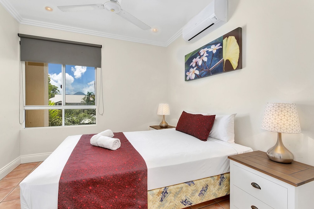 Classic Apartment, 3 Bedrooms, Garden View, Poolside photo 2