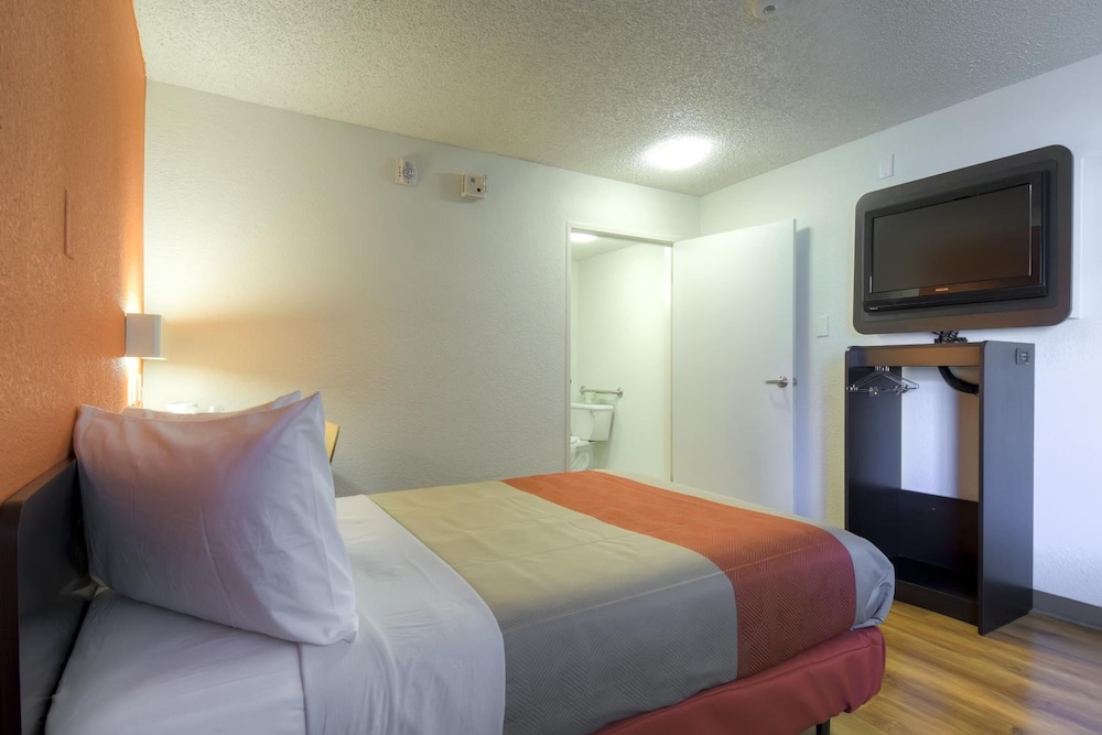Deluxe Room, 1 King Bed, Non Smoking, Kitchenette photo 2