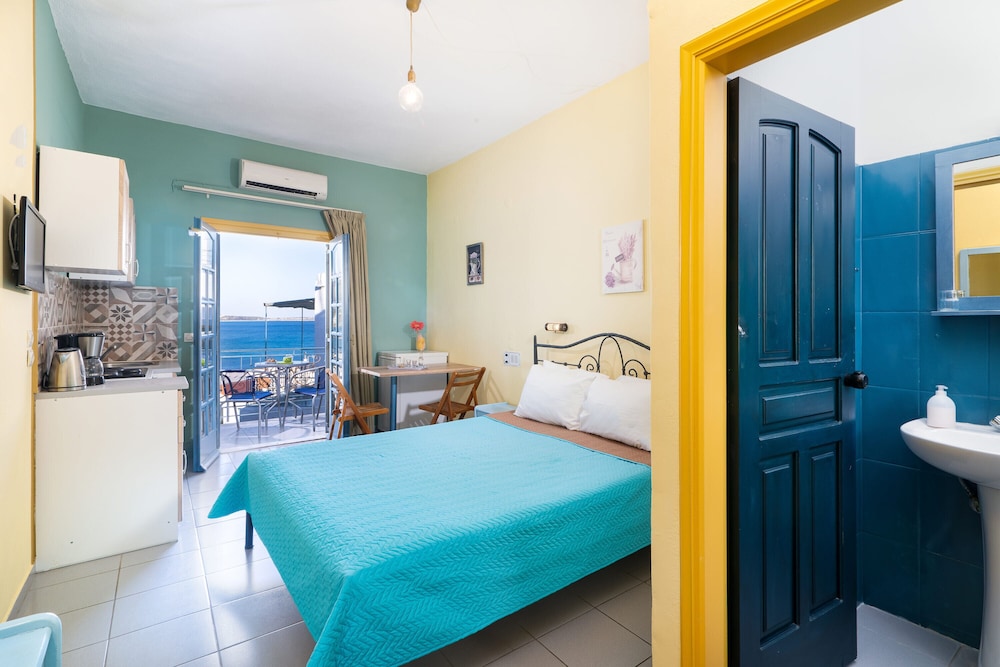 Standard Studio, Sea View