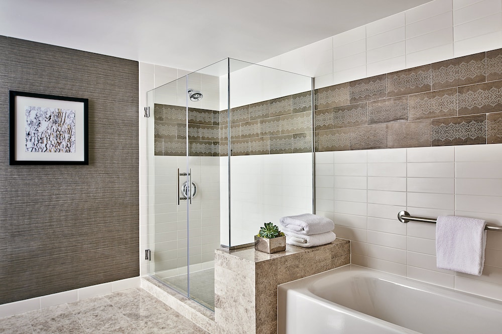 Suite, 1 King Bed, Lake View
