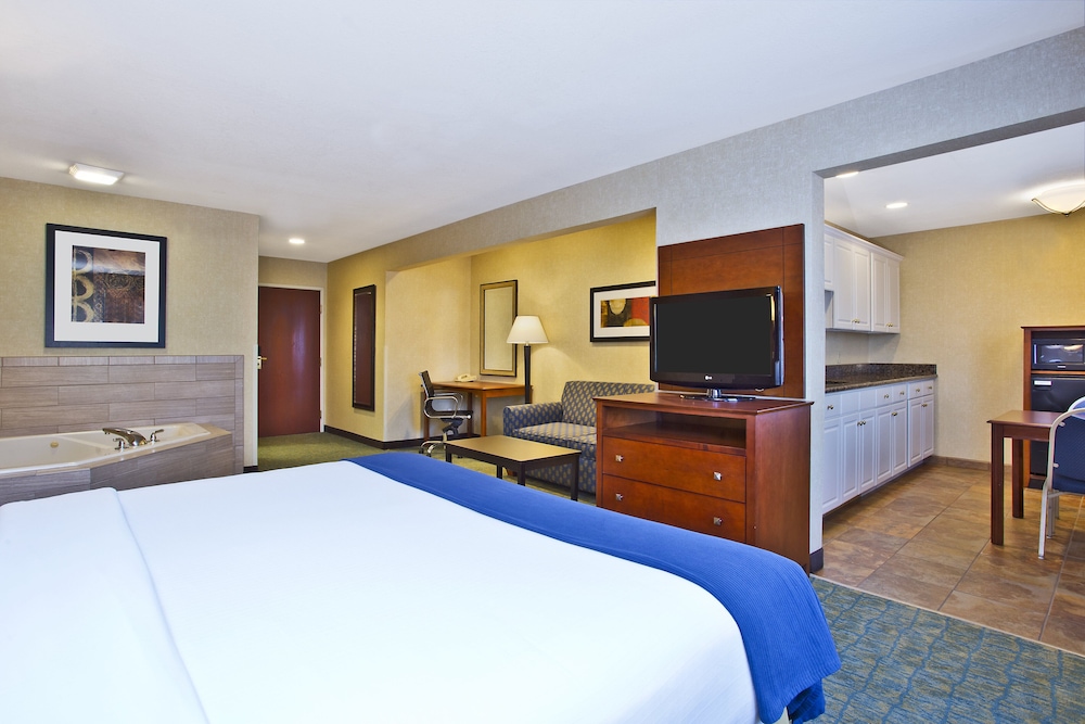 Standard Room, 1 King Bed With Sofa Bed, Jetted Tub photo 3