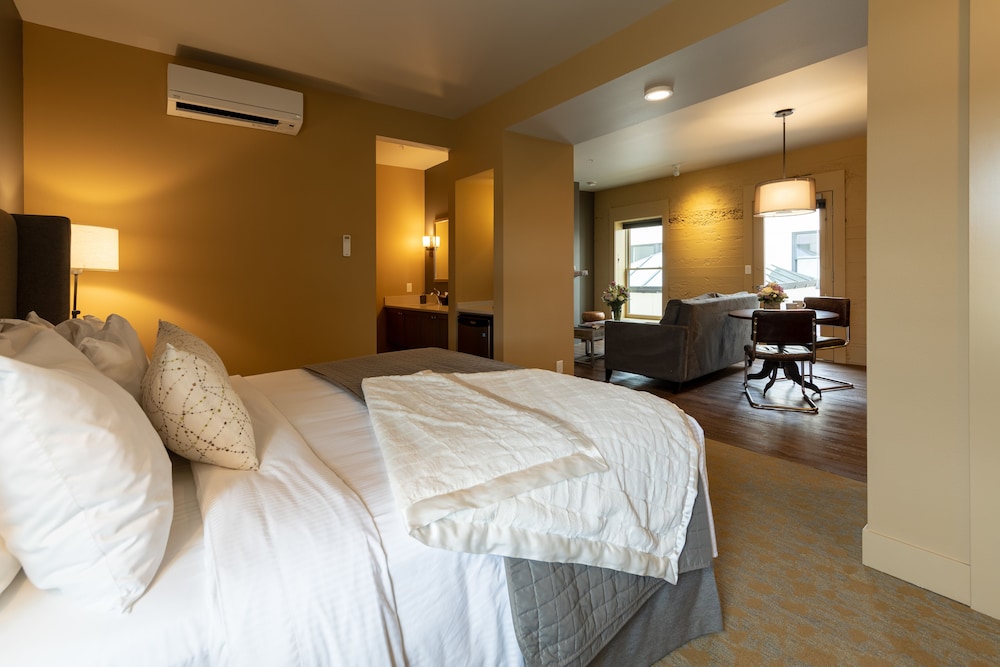 Studio Suite, 1 King Bed with Sofa bed, Kitchenette, Courtyard Area photo 2