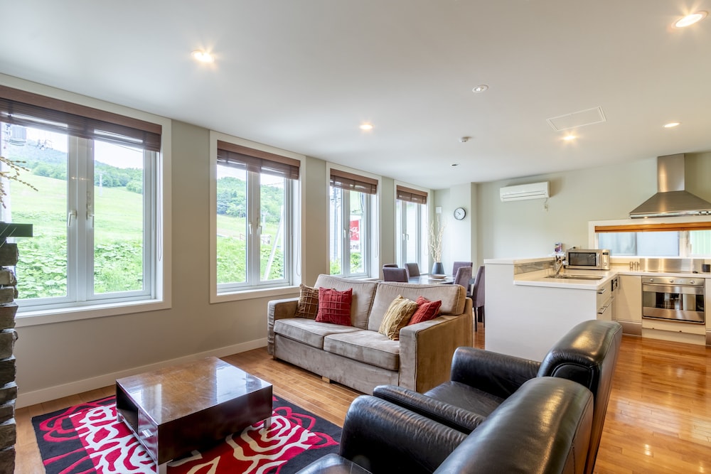 Apartment, 2 Bedrooms, Resort View (Main Floor)