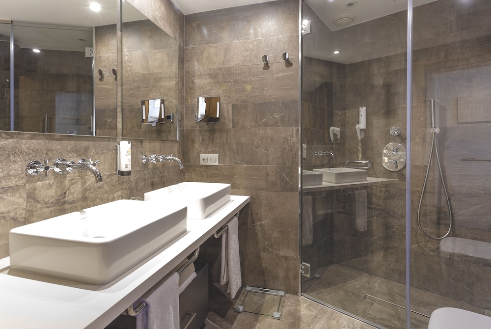 Double Room, Partial Sea View (high floor)