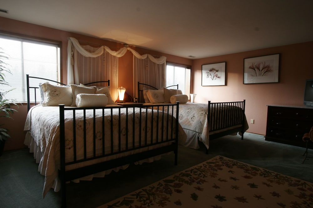Standard Room, 2 Queen Beds, Non Smoking photo 1