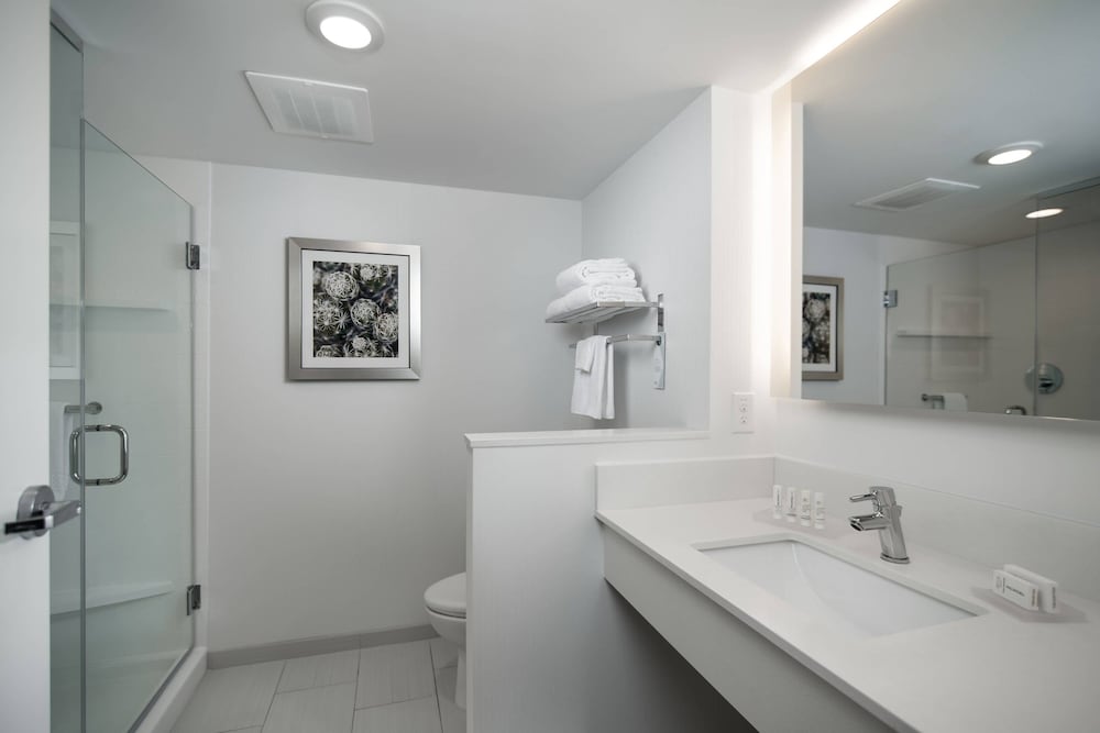 Studio, 1 King Bed with Sofa bed, Balcony (Mobility Accessible, Tub) - Photo 3